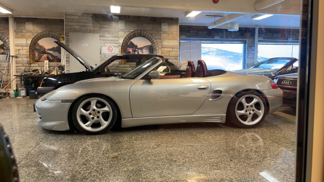 Silver Porsche 986 Boxster