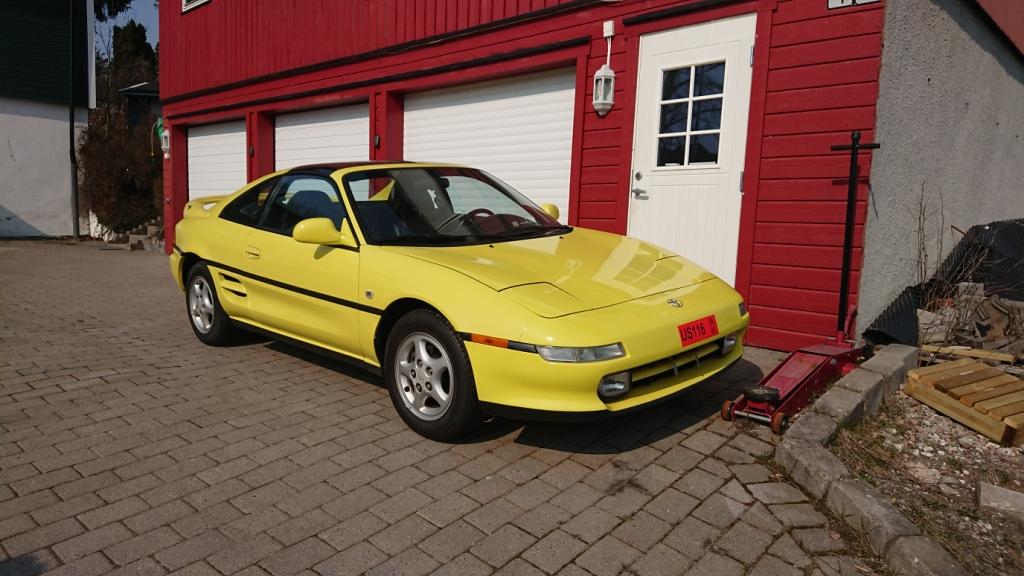 Yellow Toyota MR2 V6