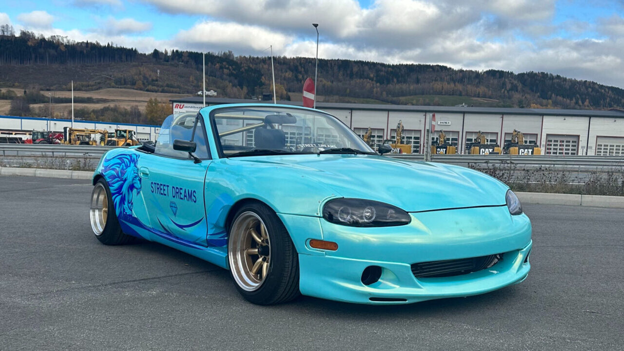 Modified NB Mazda MX-5, Miata widebody.